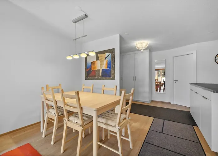 Lion 010 Sur La Place Du Village A *