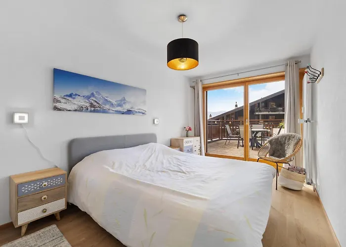 Lion 010 Sur La Place Du Village A