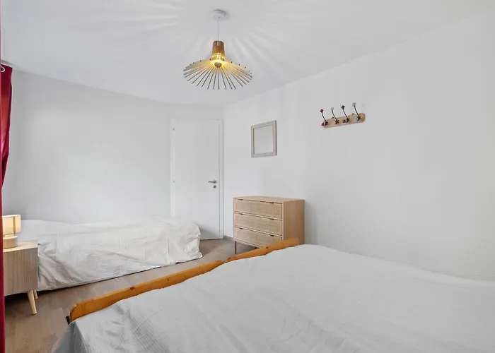 Lion 010 Sur La Place Du Village A