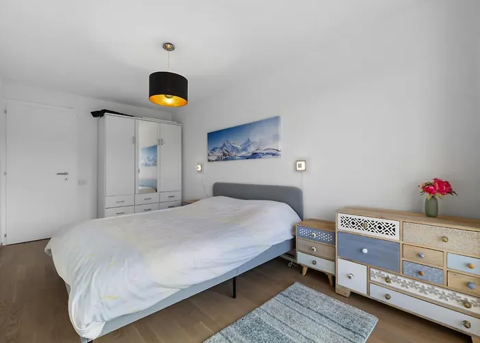 Lion 010 Sur La Place Du Village A Apartamento