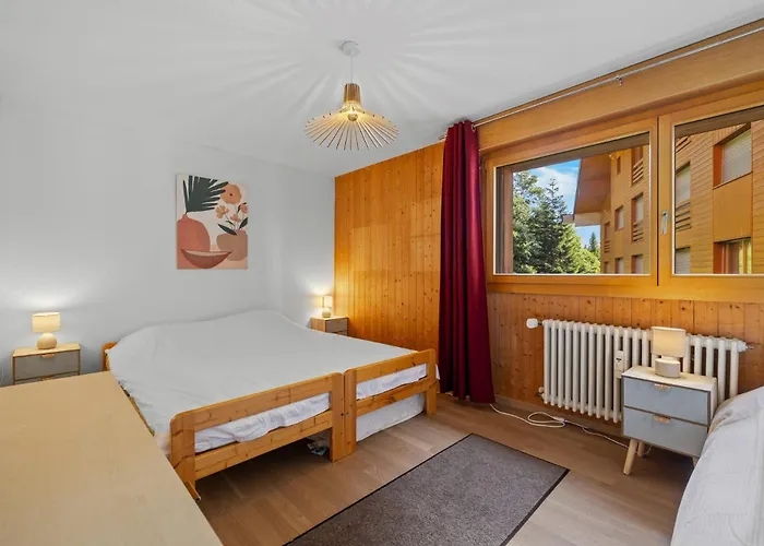 Lion 010 Sur La Place Du Village A *